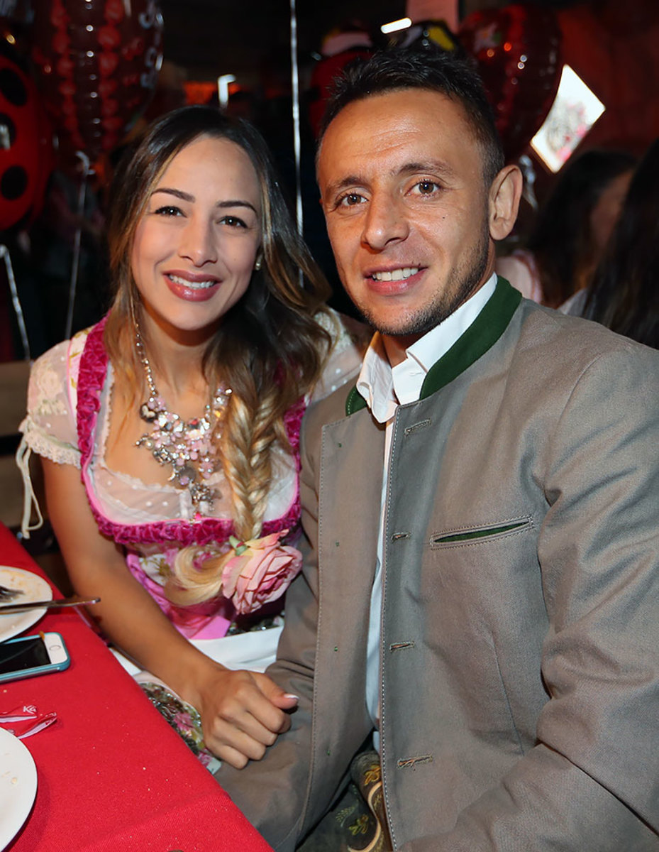2016-Bayern-Munich-Oktoberfest-Rafinha-wife-Carolina-Santana-611947140.jpg