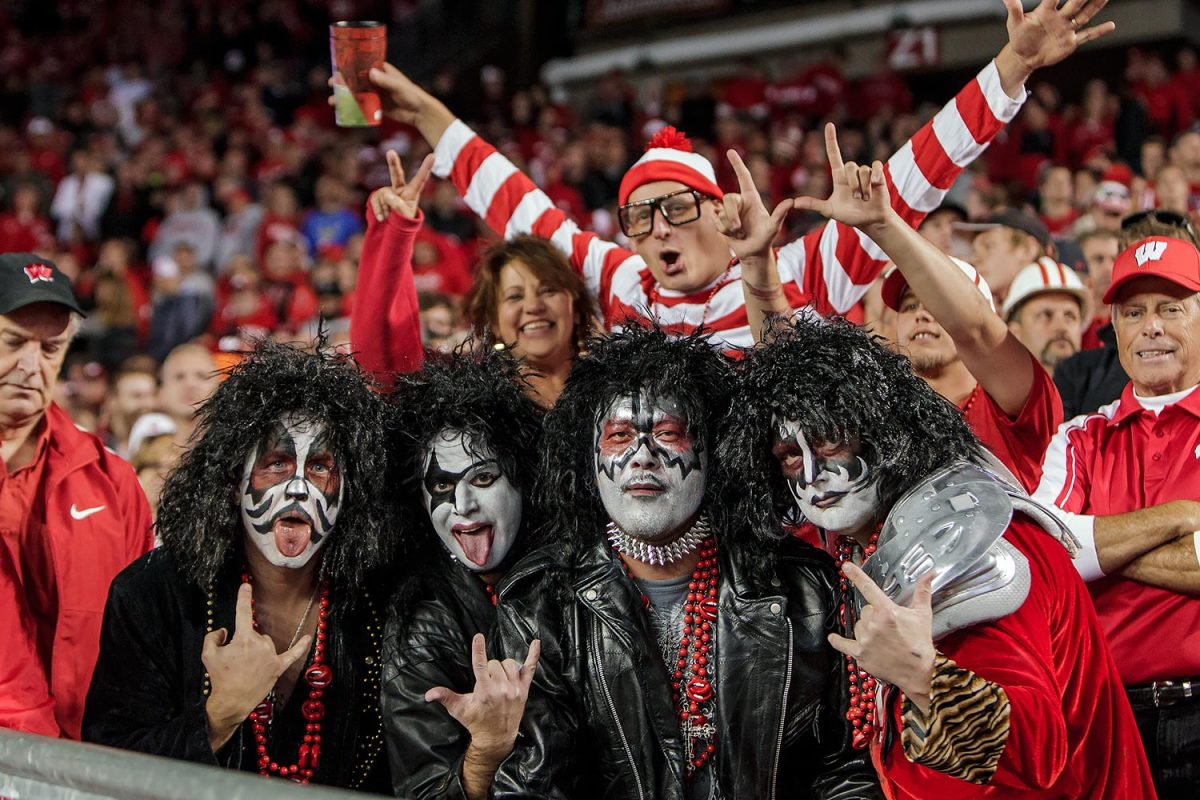 Wisconsin-Badgers-fans-GettyImages-619193644_master.jpg