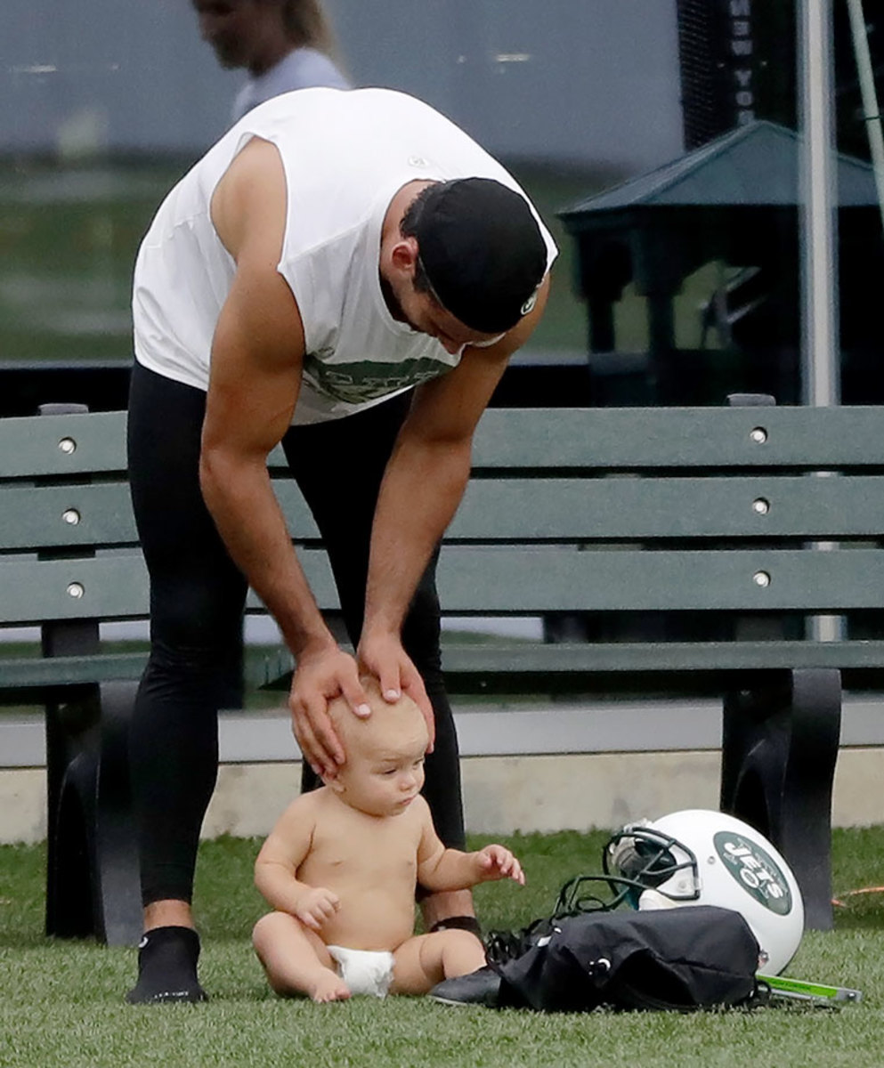2016-0728-New-York-Jets-training-camp-Eric-Decker-son.jpg