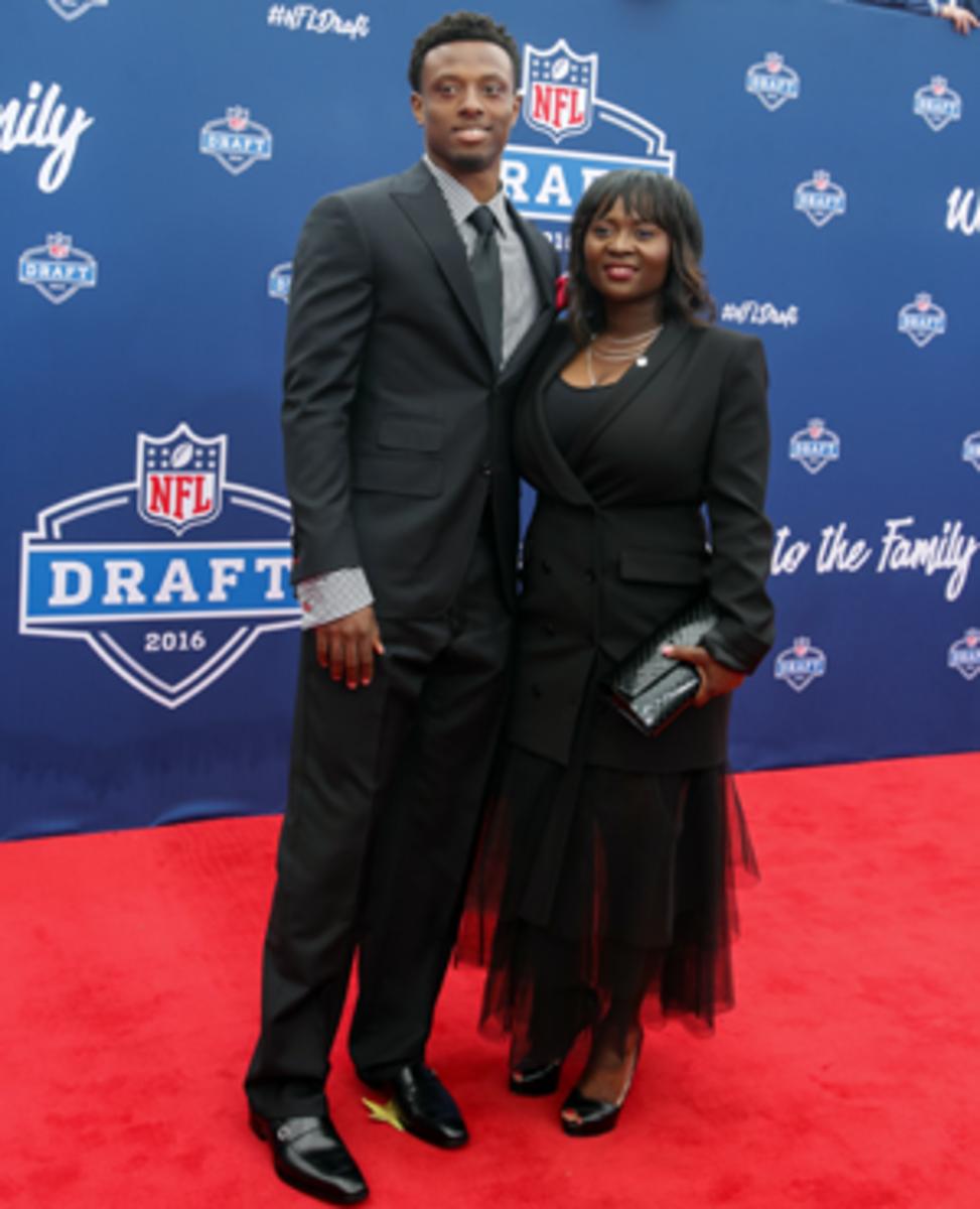 Eli Apple and his mom, Annie, at the 2016 NFL draft.