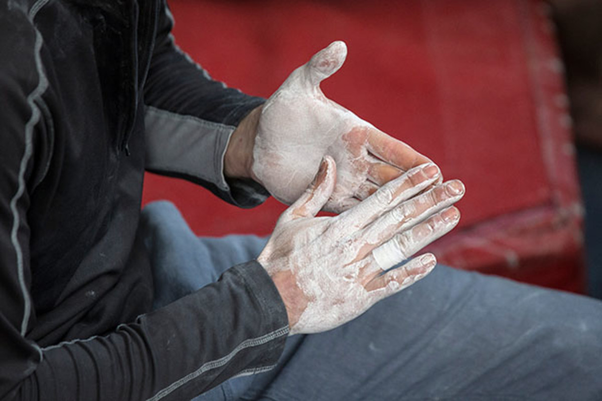 bouldering-chalk-hands.jpg