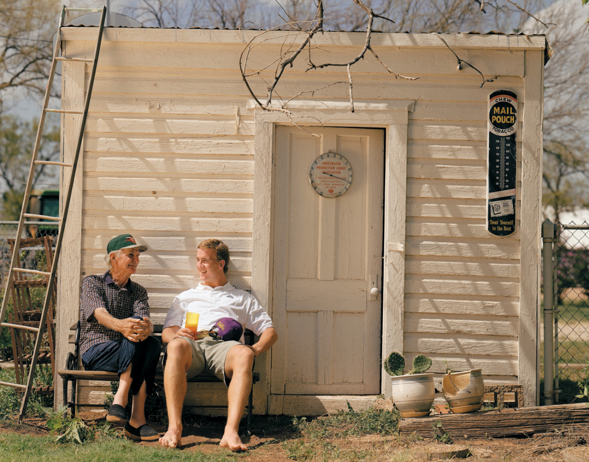 Peyton Manning and Sammy Baugh on Baugh’s Texas ranch in 1999.