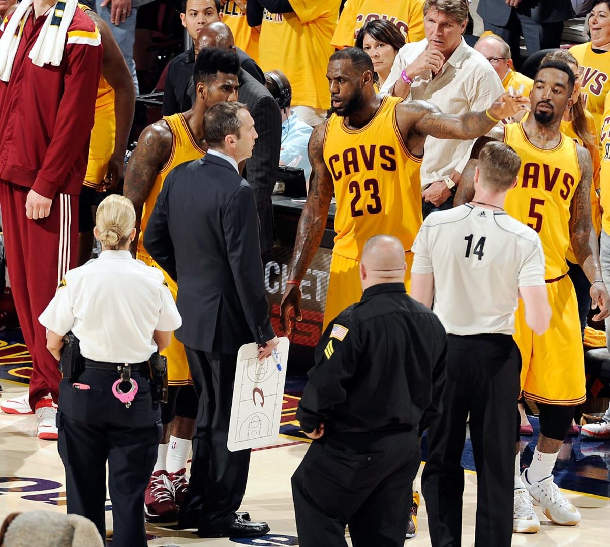 david-blatt-lebron-james-474685266.jpg