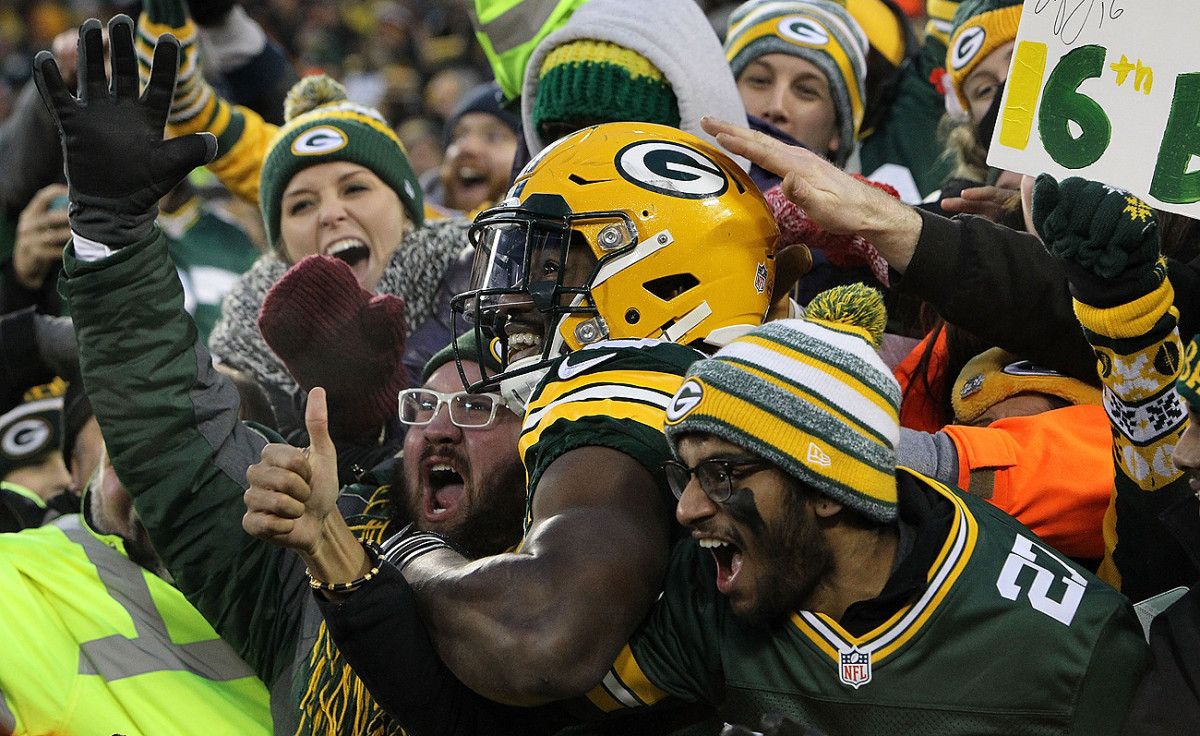 mmqb-packers-fans-leap.jpg