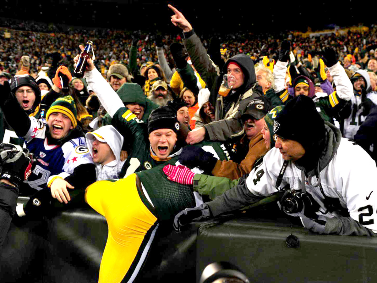mmqb-lambeau-leap-eric-walden-dec-2010-jb.jpg