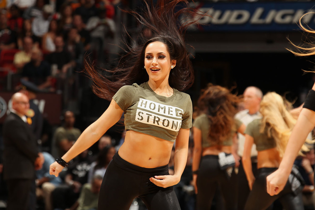 Miami-Heat-Dancers-496561946.jpg