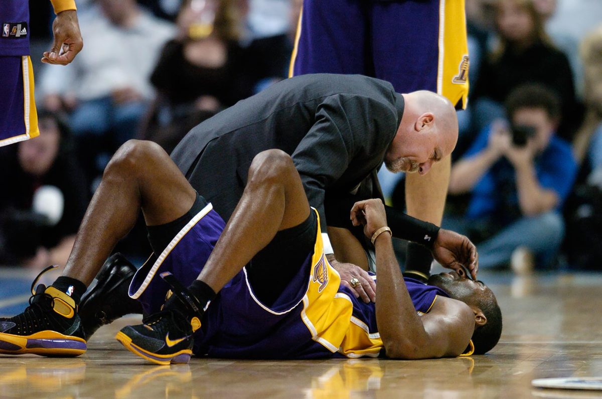 2007-1205-Gary-Vitti-Kobe-Bryant.jpg