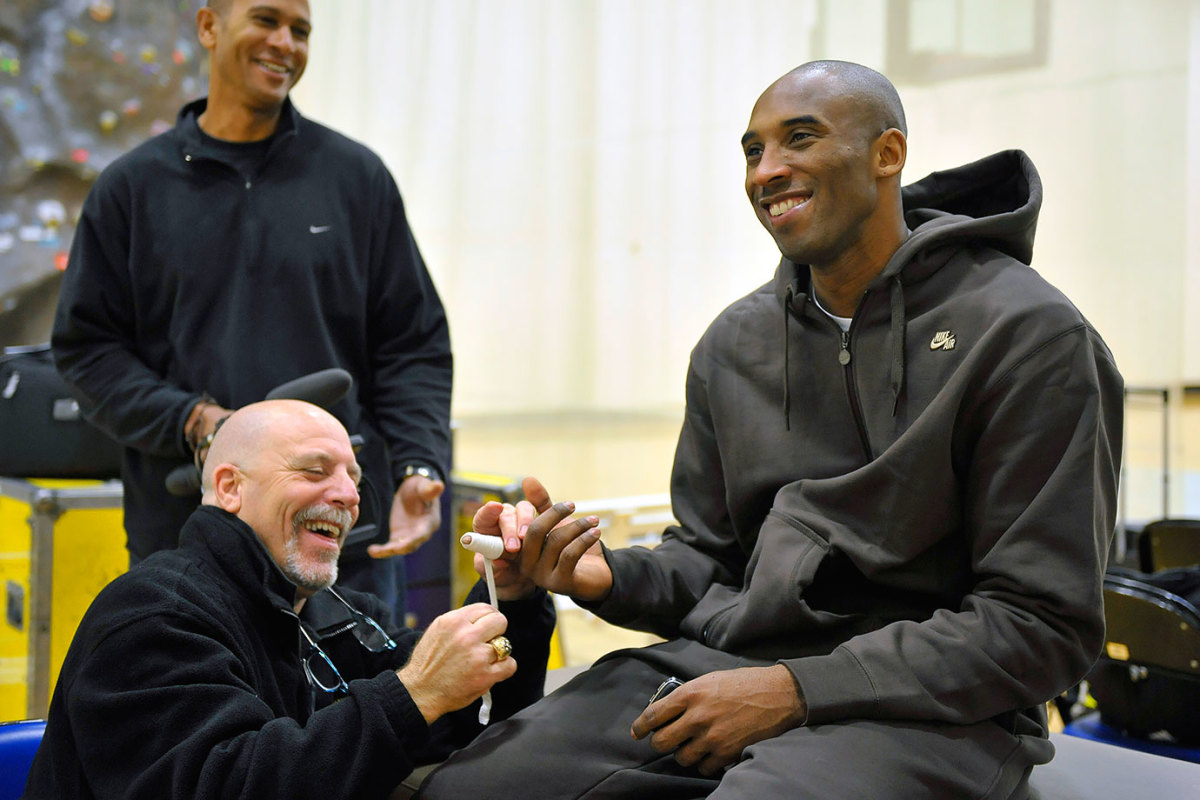 2009-1218-Gary-Vitti-Kobe-Bryant.jpg