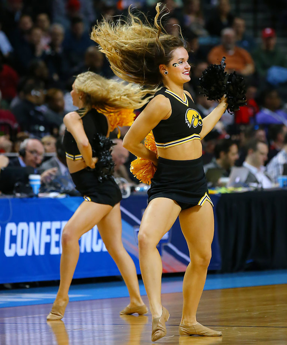 Iowa-cheerleaders-CGV1603180819_Temple_v_Iowa.jpg