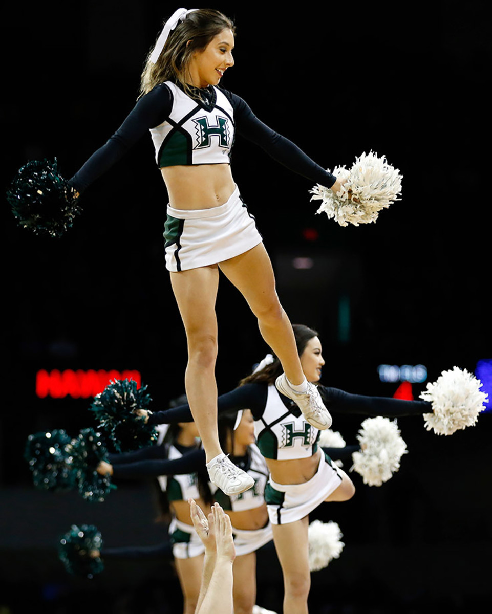 Hawaii-cheerleaders-516378568.jpg