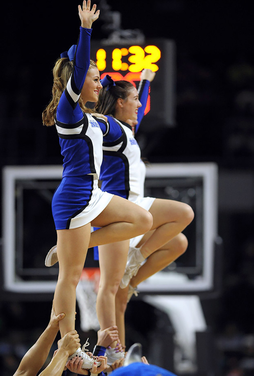 Buffalo-cheerleaders-516225270.jpg