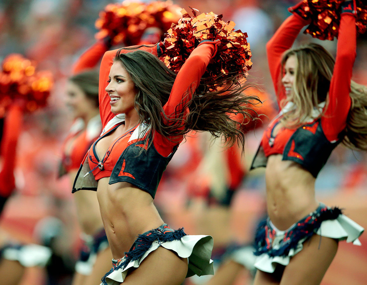 Denver-Broncos-cheerleaders-AP_510246835105.jpg