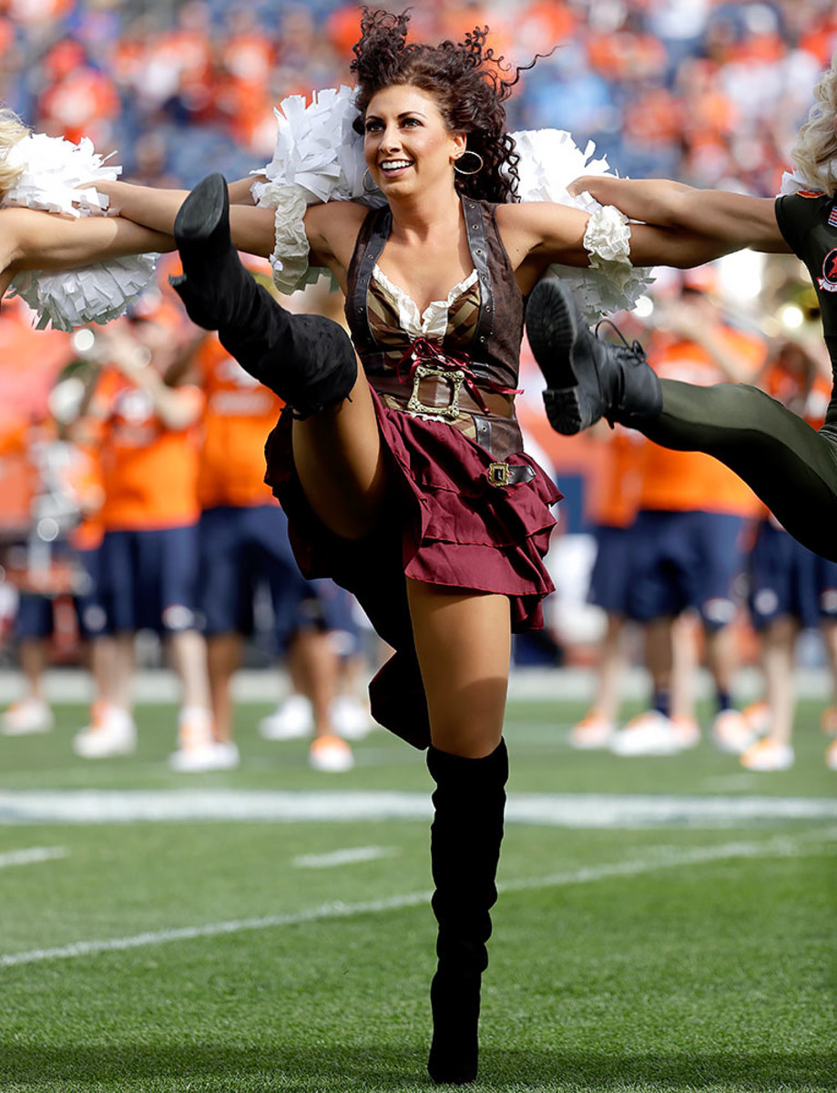 Denver-Broncos-cheerleaders-AP_279030817235.jpg