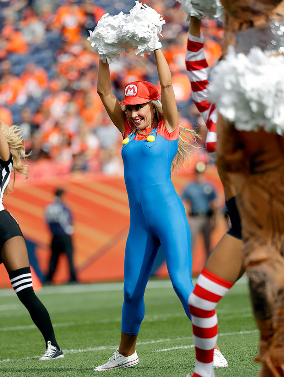 Denver-Broncos-cheerleaders-AP_939609747997.jpg
