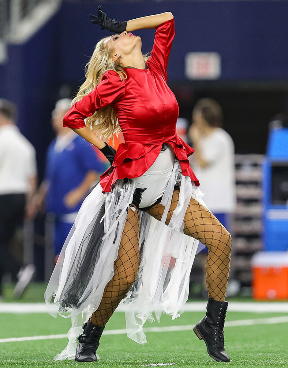 Dallas-Cowboys-cheerleaders-GettyImages-619484972_master.jpg