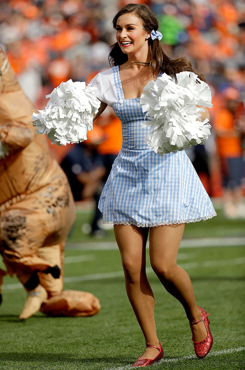 Denver-Broncos-cheerleaders-AP_847612699424.jpg