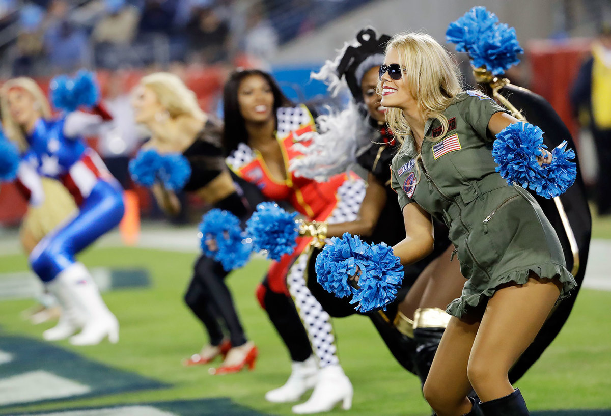 Tennessee-Titans-cheerleaders-AP_16302617872616.jpg