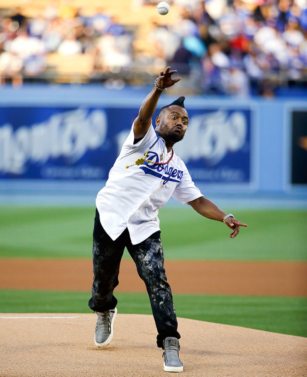 2016-0617-Apl-de-Ap-first-pitch.jpg
