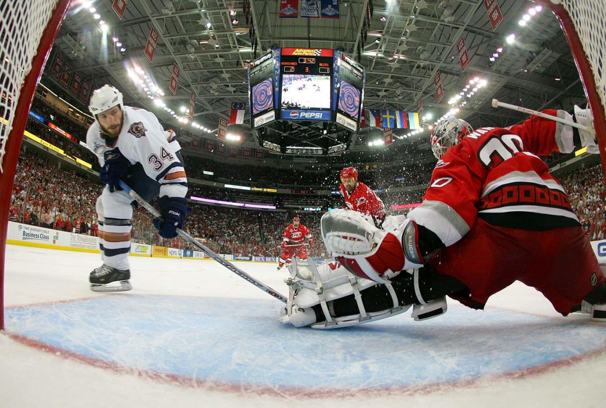 2006-Hurricanes-Oilers-Game-7-Cam-Ward-Fernando-Pisani.jpg