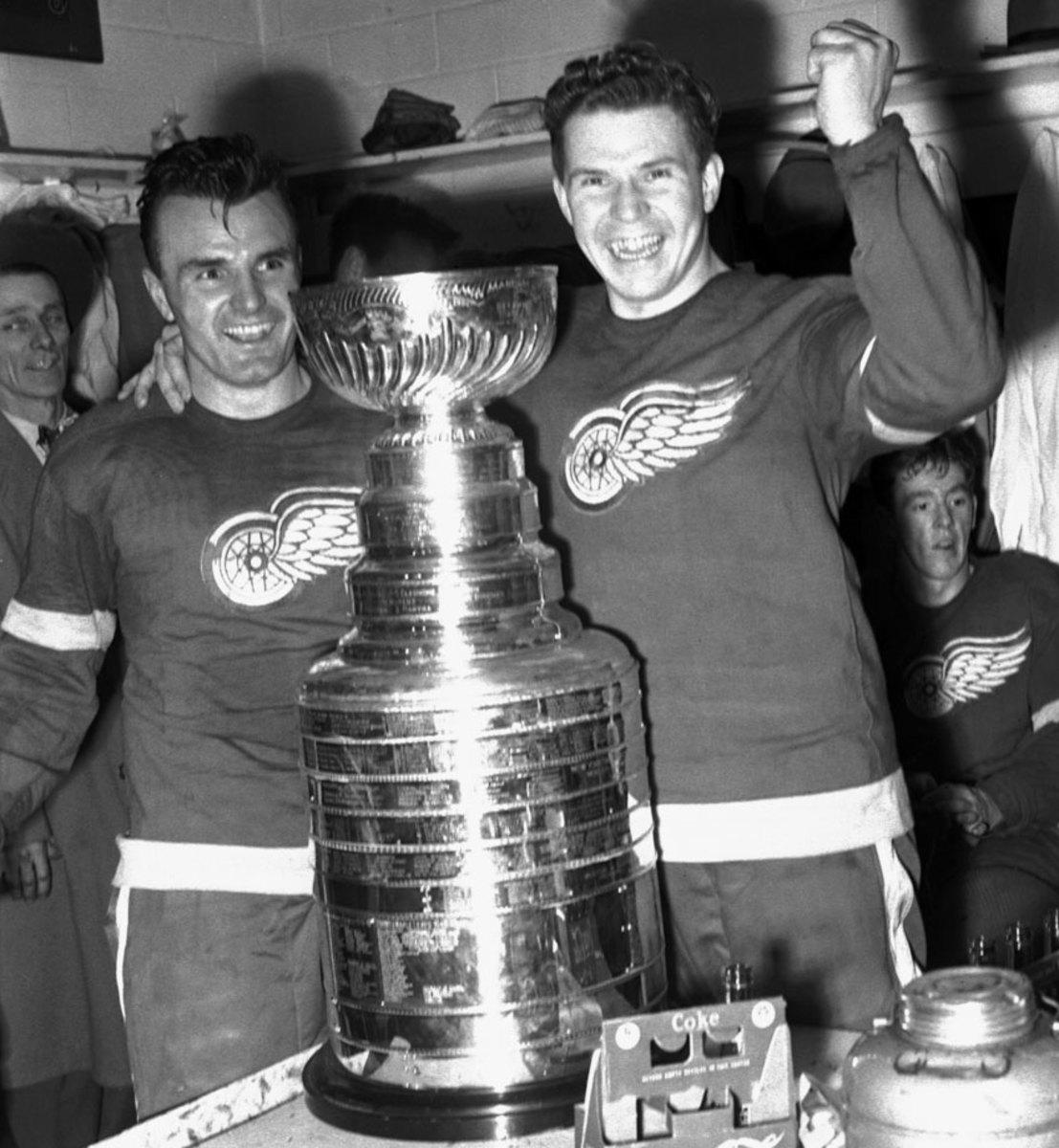 1950-Red-Wings-Rangers-Game-7-Pete-Babando-Harry-Lumley.jpg