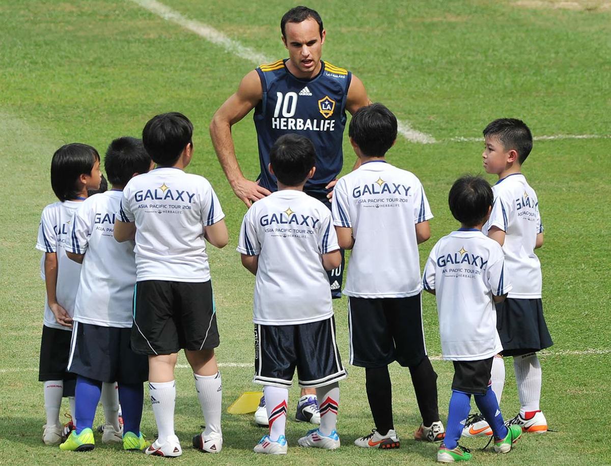 2011-1129-Landon-Donovan-Indonesian-students-GettyImages-134242620.jpg