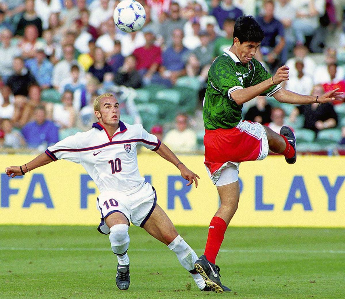 1999-1120-Landon-Donovan-Julio-Bracamontes-GettyImages-57535798.jpg