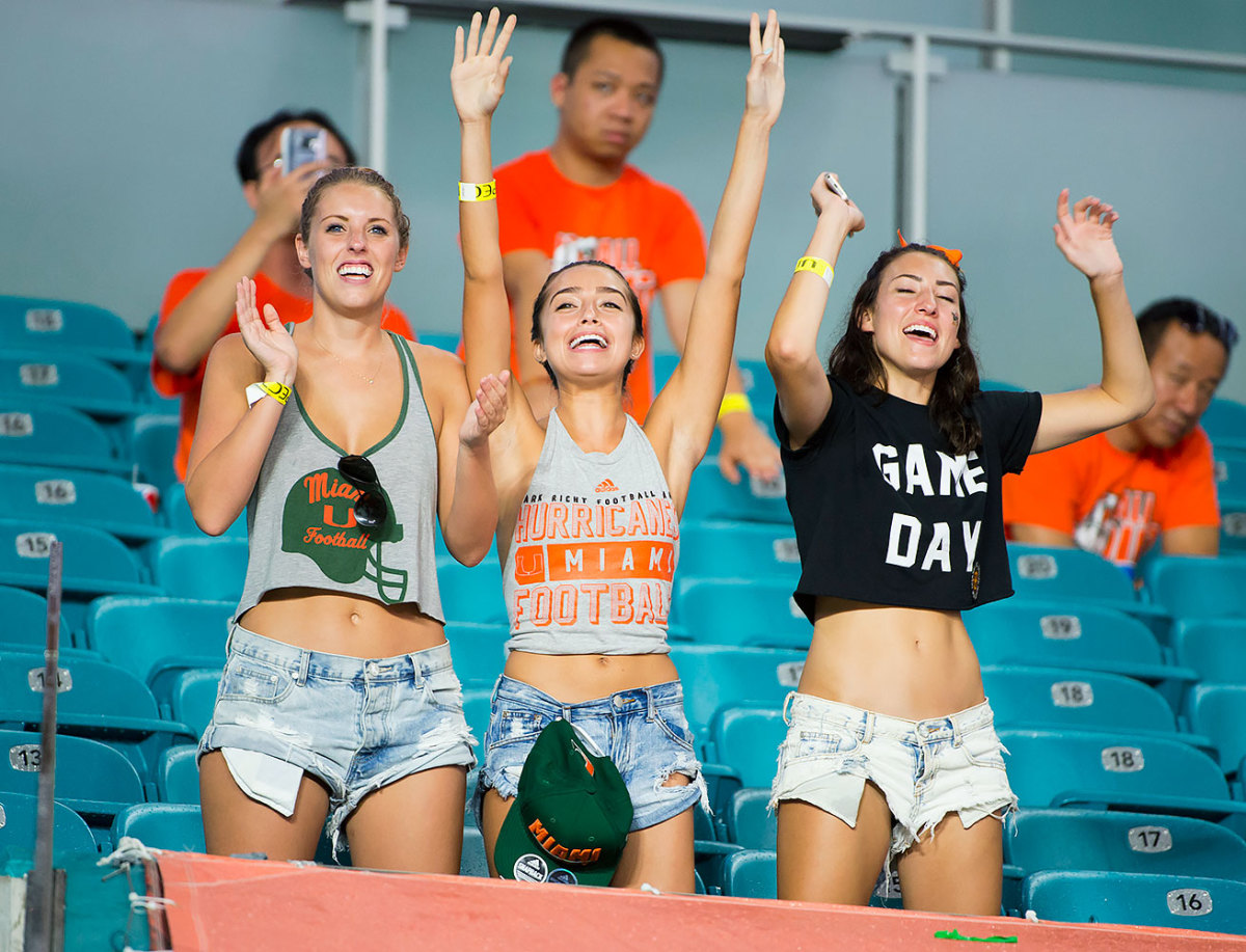 Miami-Hurricanes-fans-79620160910015_FAU_at_UM.jpg