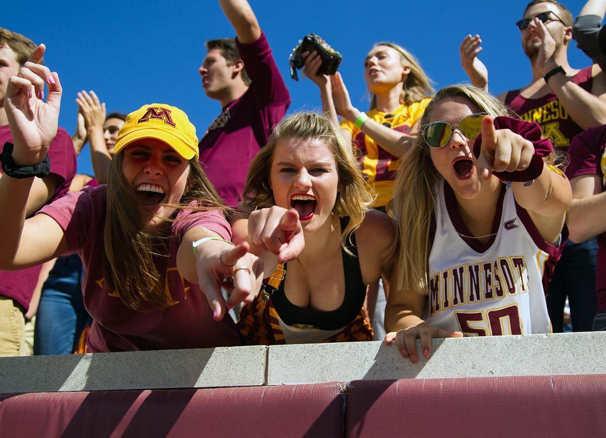 Minnesota-Golden-Gophers-fans-DFY160910024_Sycamores_at_Gophers.jpg