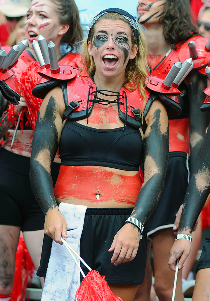 Georgia-Bulldogs-fans-ccr160910017_Nicholls_State_at_Georgia.jpg