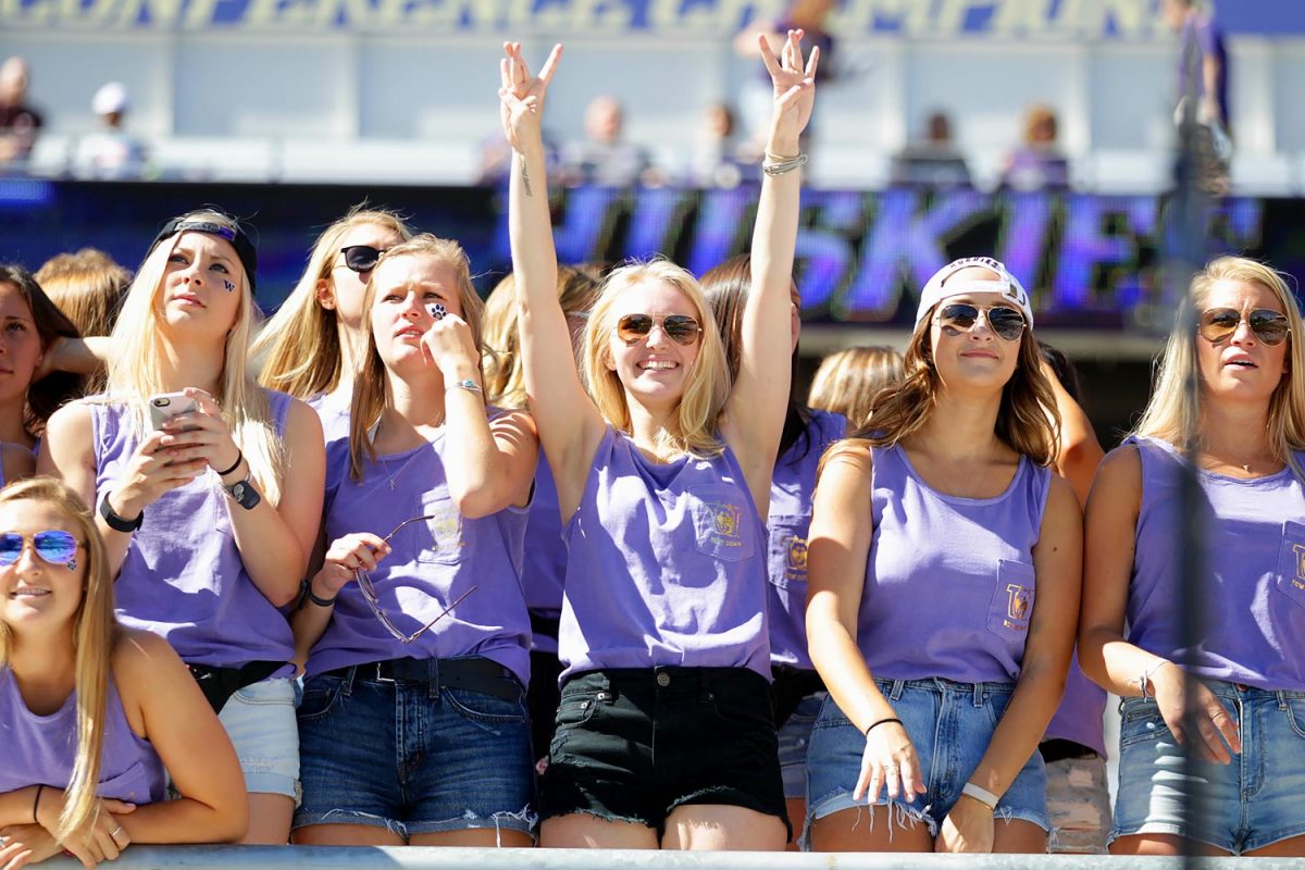 Washington-Huskies-fans-5600910201648_Idaho_at_Washington.jpg