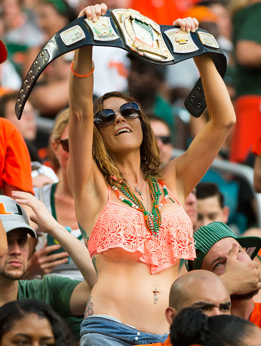 Miami-Hurricanes-fans-79620160910019_FAU_at_UM.jpg