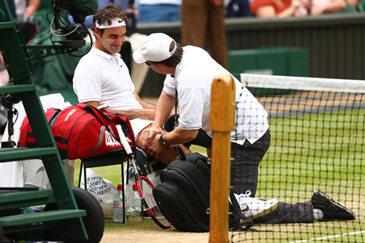 roger-federer-wimbledon-knee.jpg