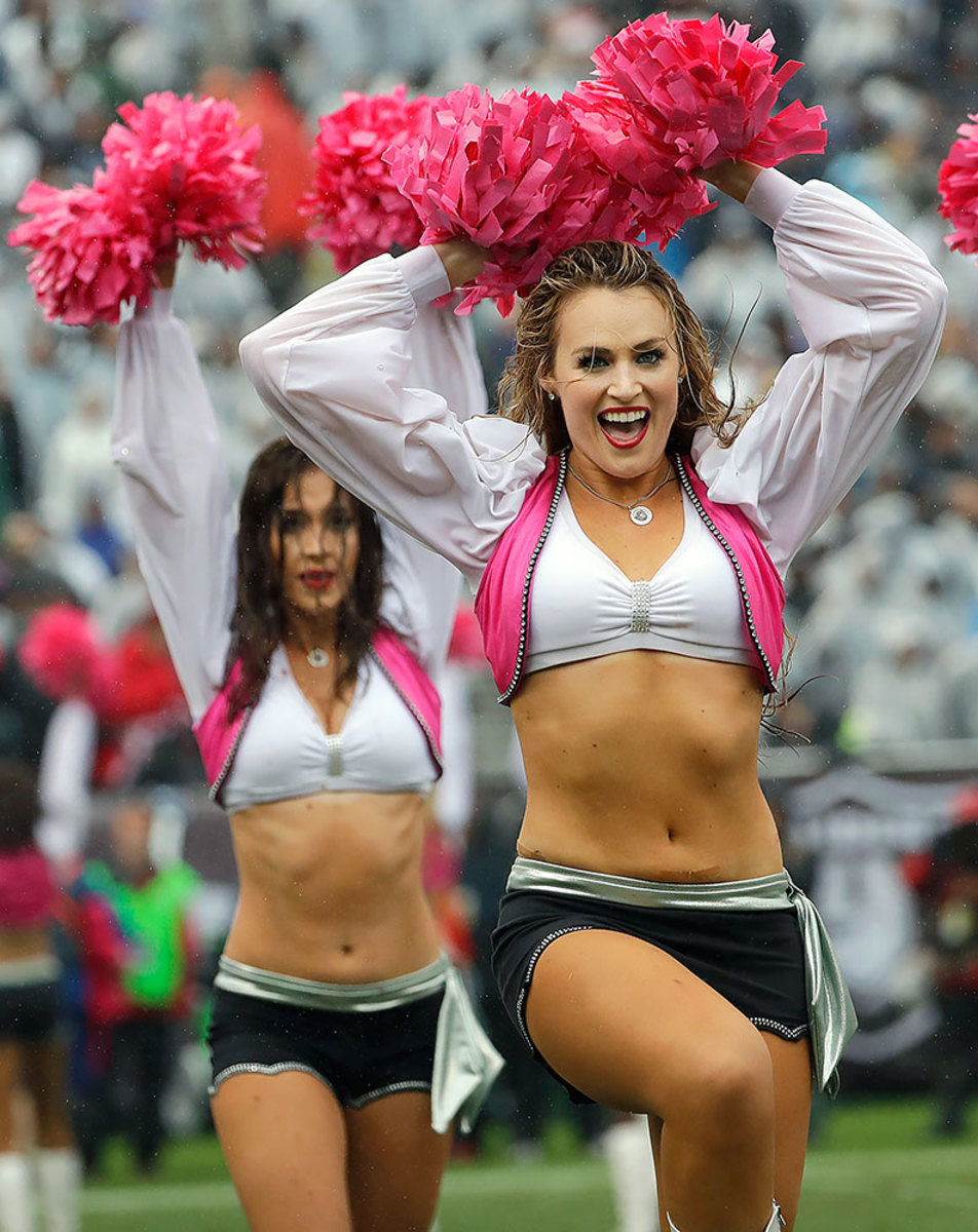 Oakland-Raiders-Raiderettes-cheerleaders-AP_207482513407.jpg