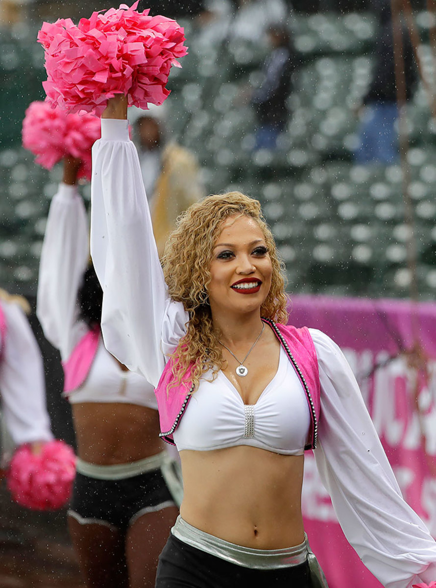 Oakland-Raiders-Raiderettes-cheerleaders-AP_44367770468.jpg