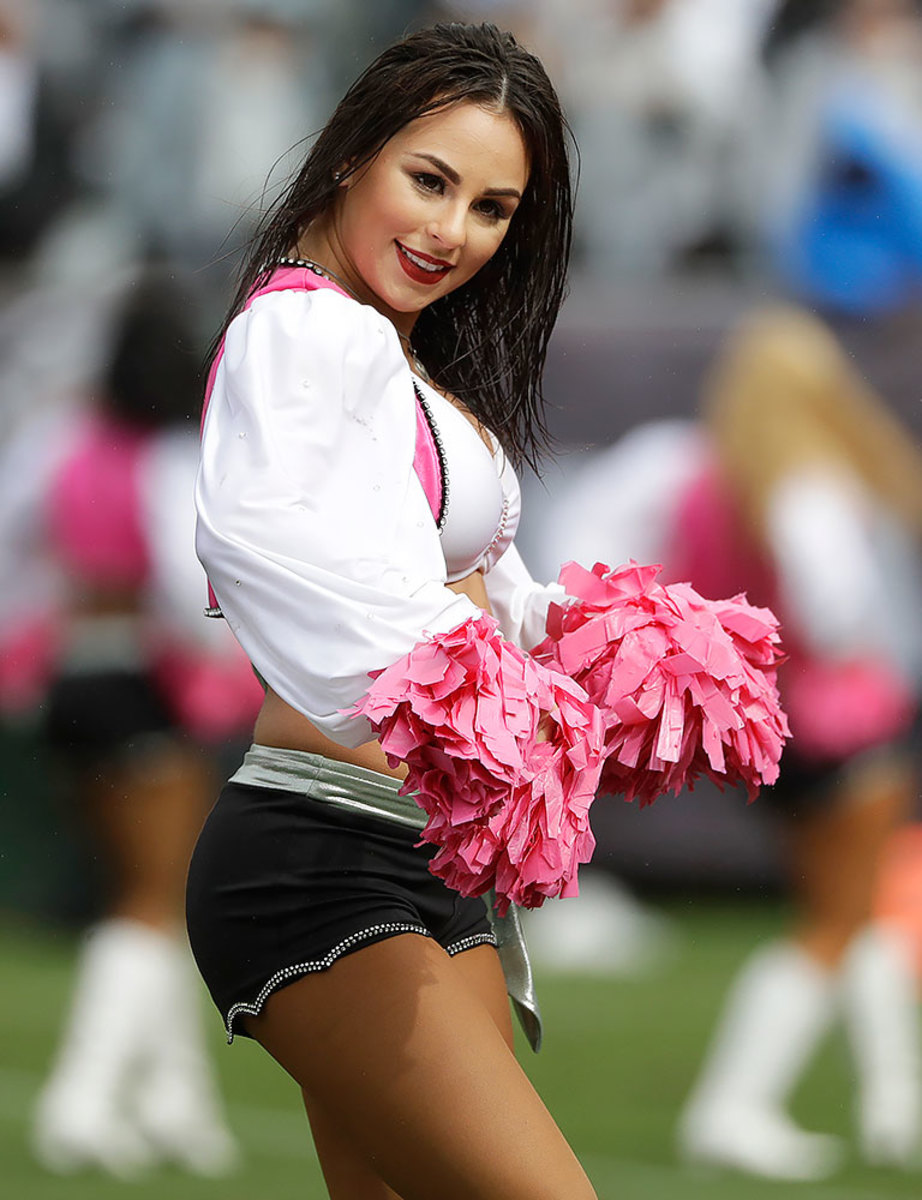 Oakland-Raiders-Raiderettes-cheerleaders-AP_61323403112.jpg