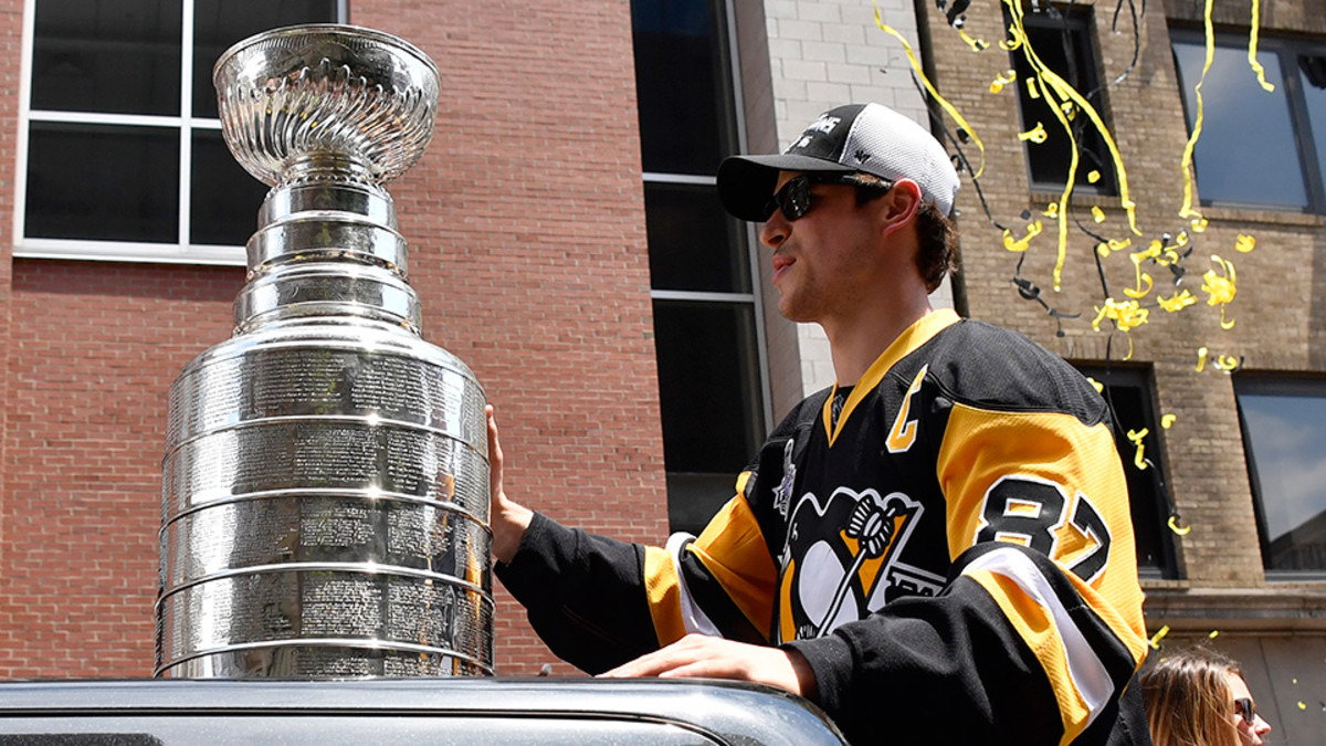 Sidney Crosby takes Stanley Cup to Tim Hortons