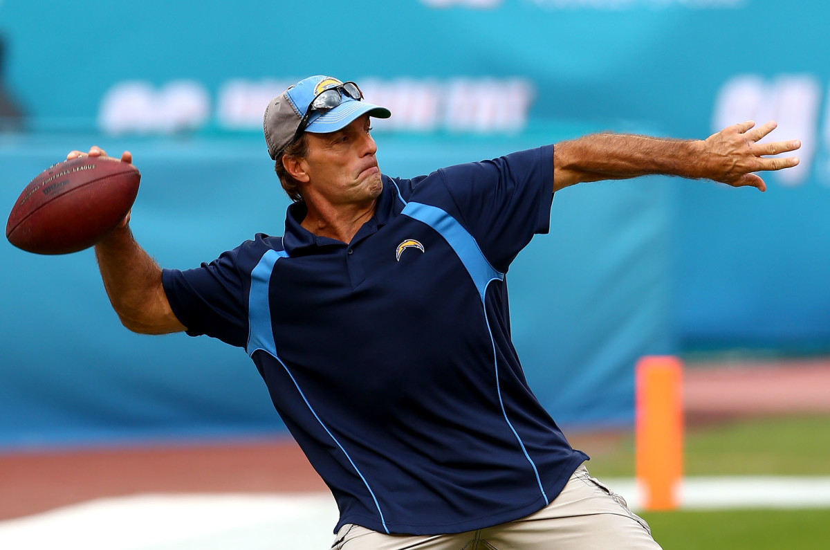 doug-flutie-throwing-chargers.jpg