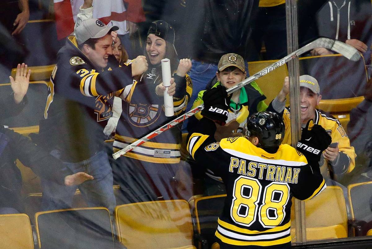 2016-0407-David-Pastrnak-Bruins-fans.jpg