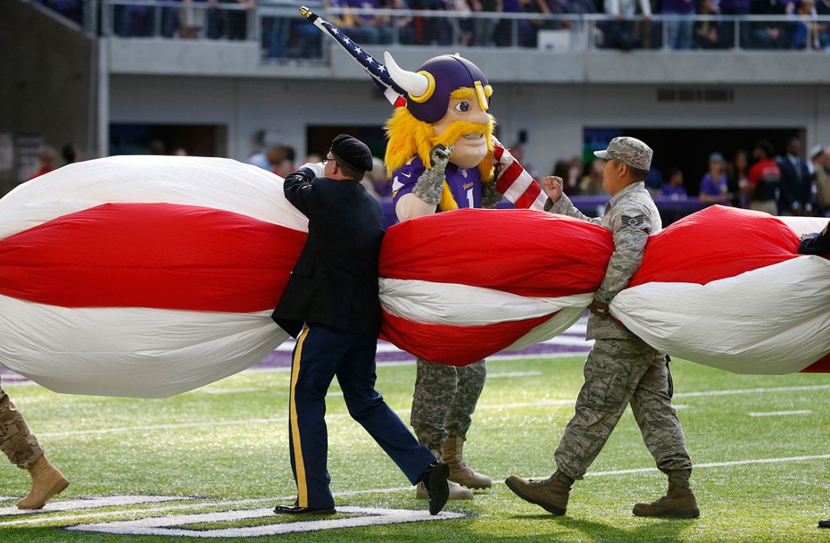 The Vikings saluted service members on Sunday.