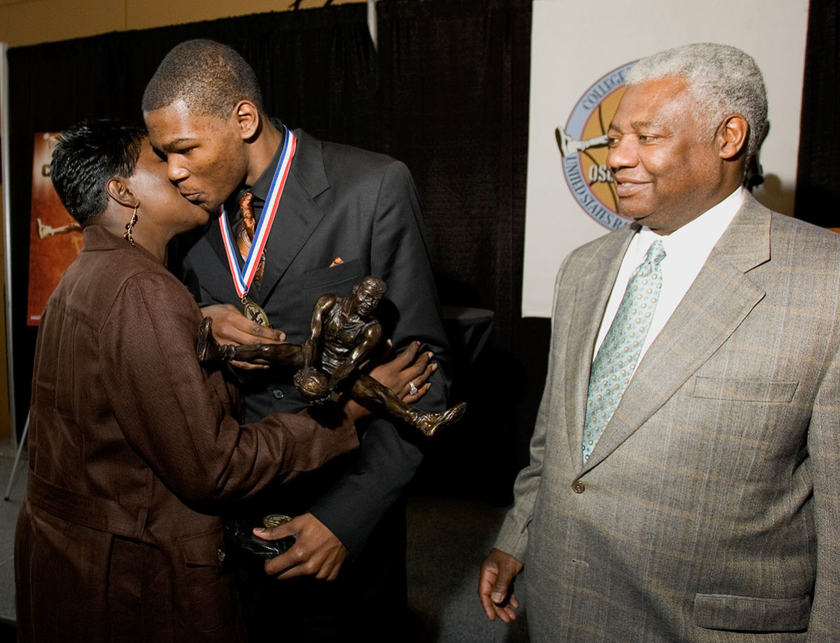 2007-Kevin-Durant-mother-Wanda-Oscar-Robertson.jpg