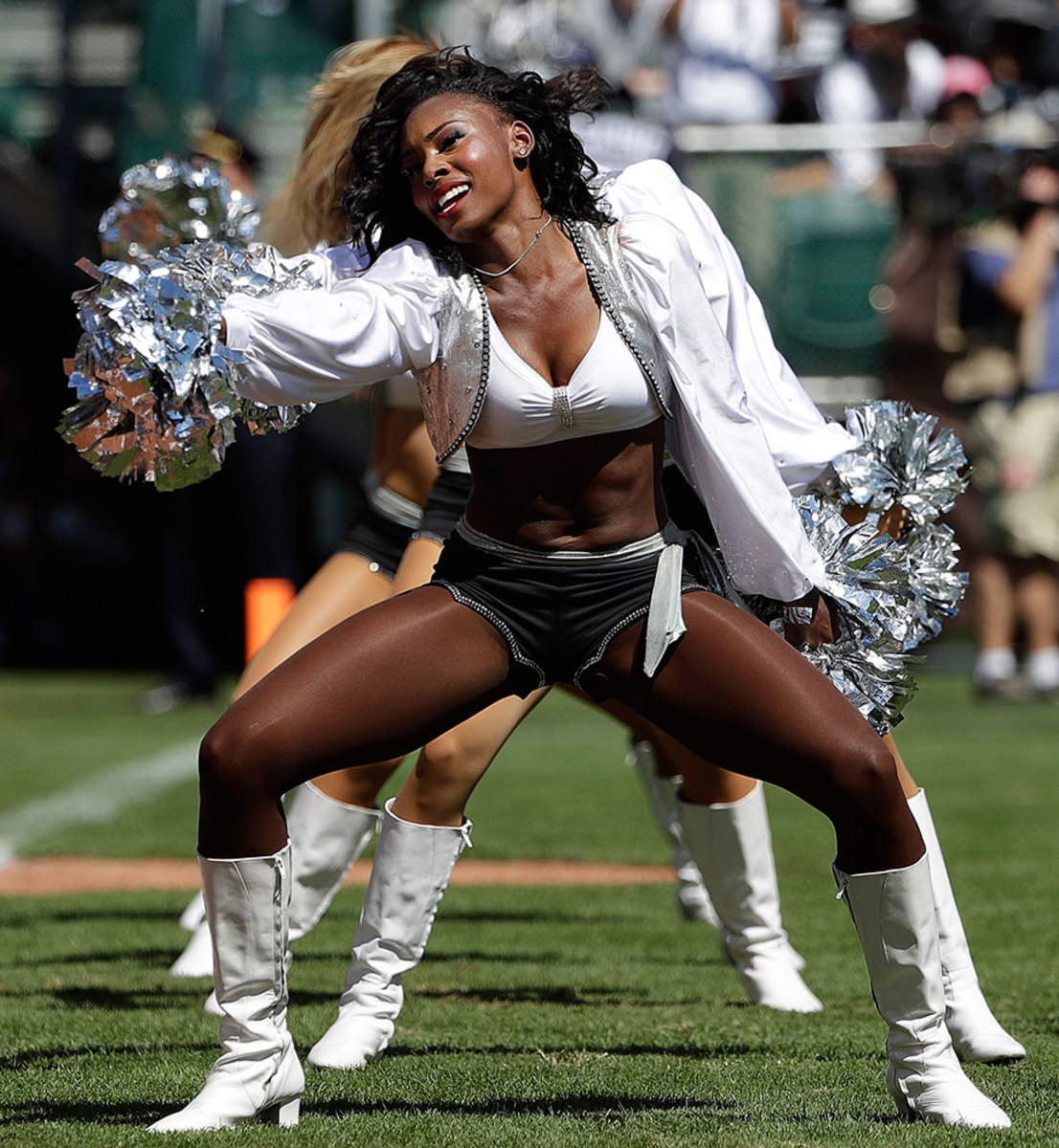 Oakland-Raiders-Raiderettes-cheerleaders-AP_849073030368.jpg