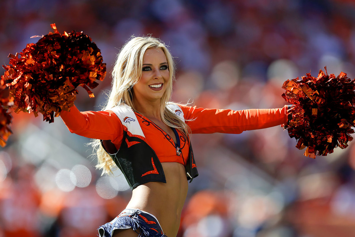 Denver-Broncos-cheerleaders-AP_346306593108.jpg