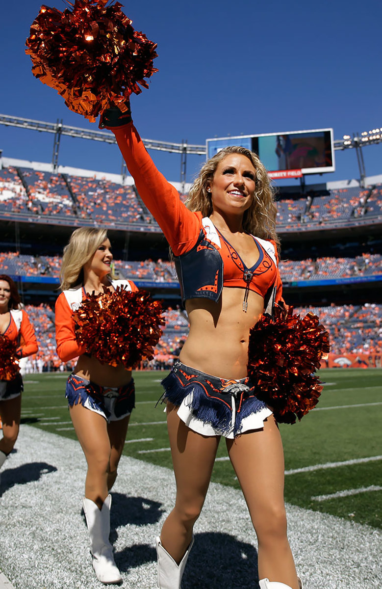 Denver-Broncos-cheerleaders-AP_217127171627.jpg
