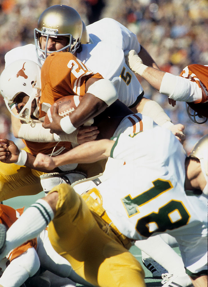 1978-Cotton-Bowl-Earl-Campbell-Bob-Golic-017055421.jpg