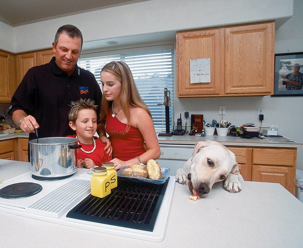 2002-0910-Mark-Calcavecchia-son-Eric-daughter-Britney-dog-DJ-001259442.jpg