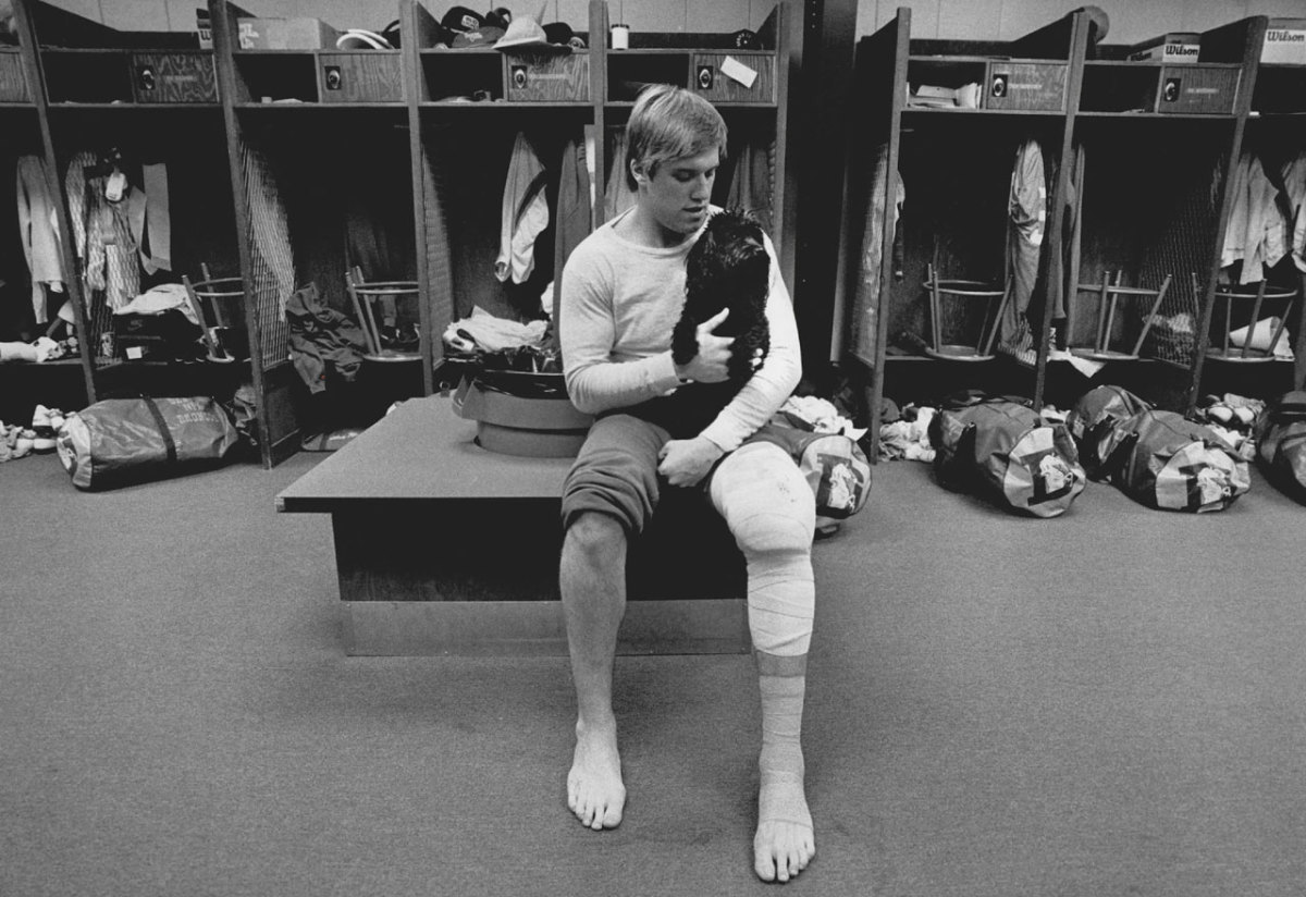 1985-John-Elway-dog-Elroy.jpg