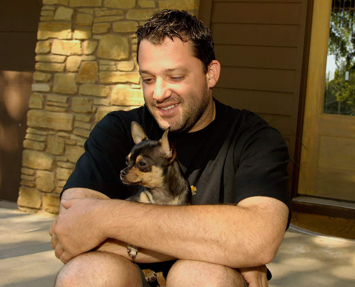 2005-0728-Tony-Stewart-dog-017068305.jpg