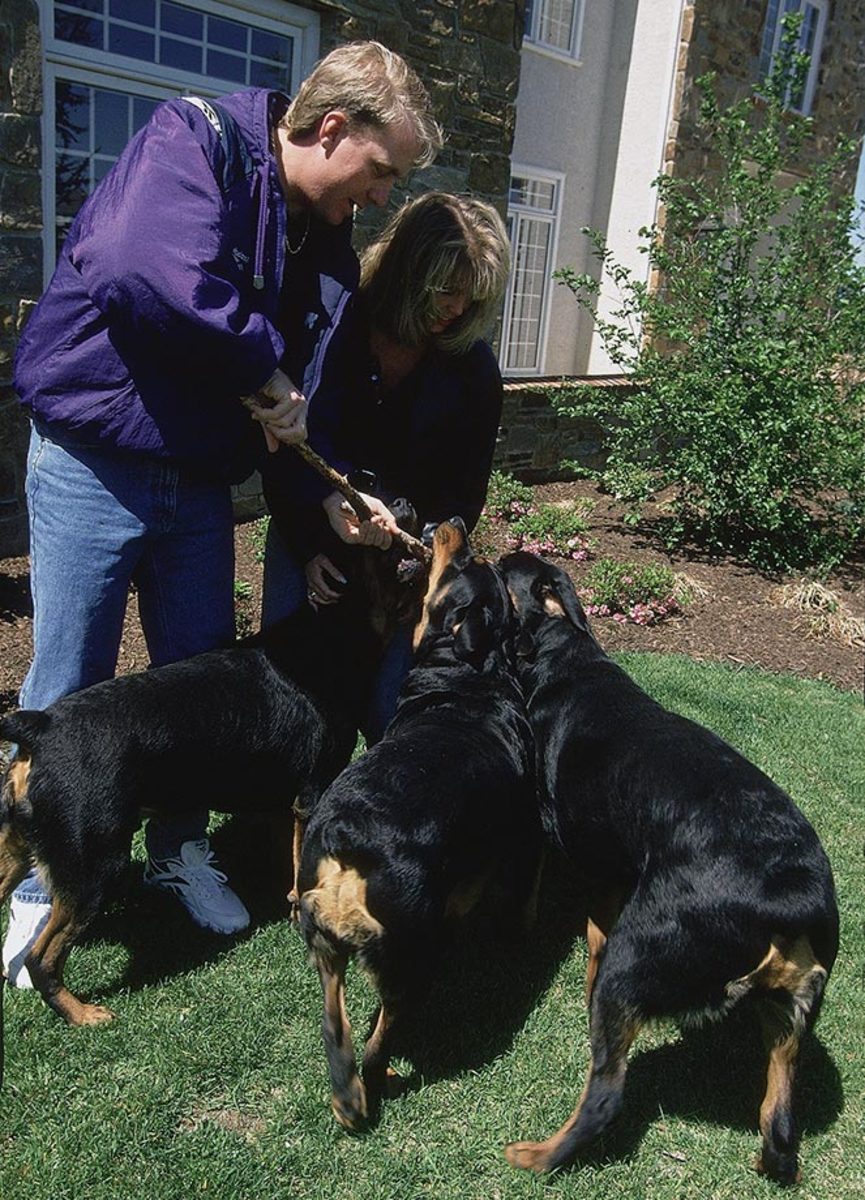 1994-0510-Curt-Schilling-wife-Shonda-dogs-001247753.jpg