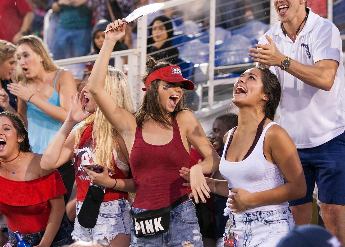 2016-0924-Florida-Atlantic-Owls-fans-DES16092441_Ball_State_at_FAU.jpg