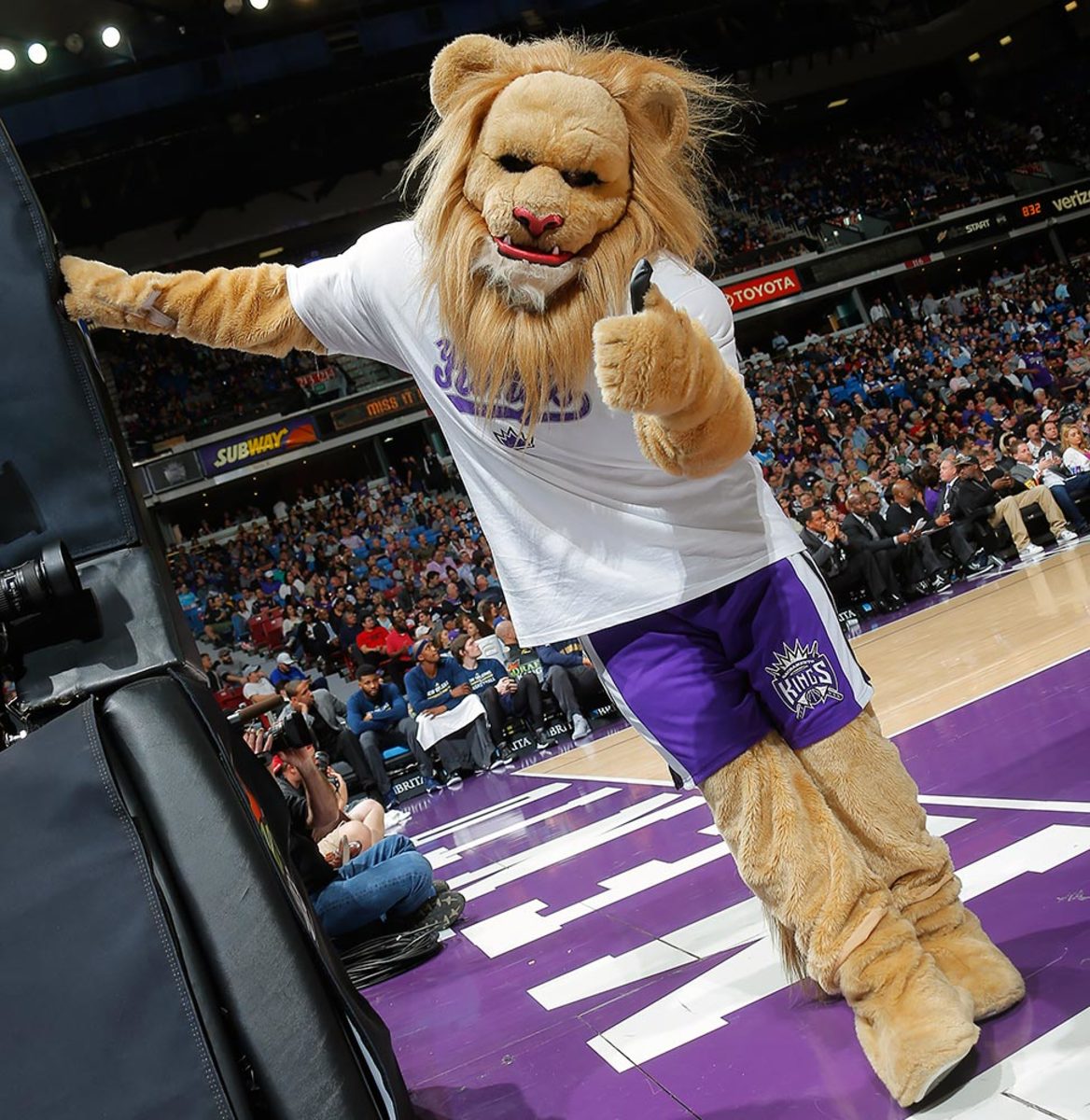 Sacramento-Kings-mascot-Slamson-the-Lion.jpg